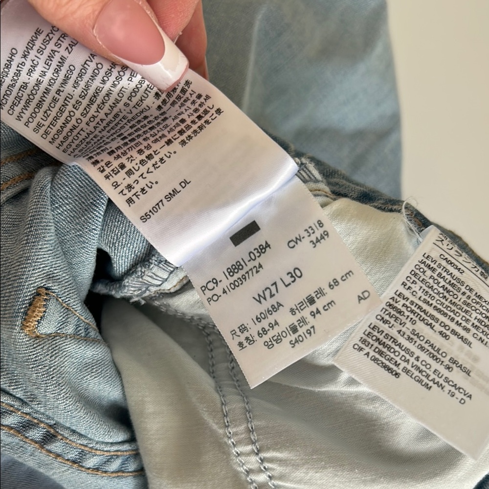 Levi's - Picture 2 of 7